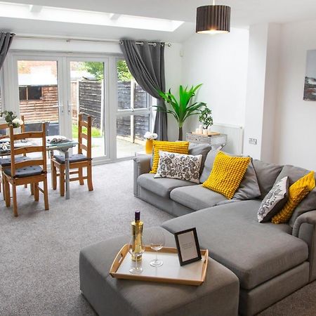 Cozy Townhouse In The Heart Of Greater Manchester Villa Exterior photo