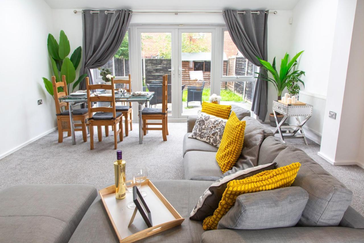 Cozy Townhouse In The Heart Of Greater Manchester Villa Exterior photo