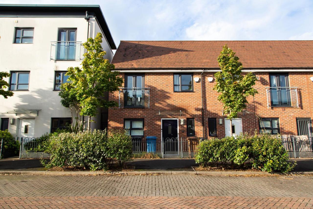 Cozy Townhouse In The Heart Of Greater Manchester Villa Exterior photo
